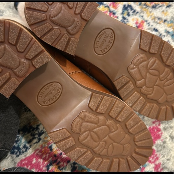 New Winslet Kork-ease boots retails for $180 - Picture 2 of 3